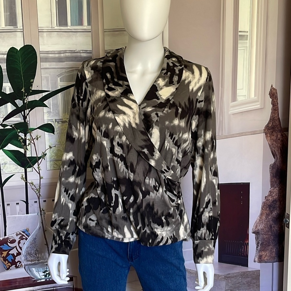 Elliott Lauren Long Sleeve Surplice Abstract Print Top. Size L. P1/A